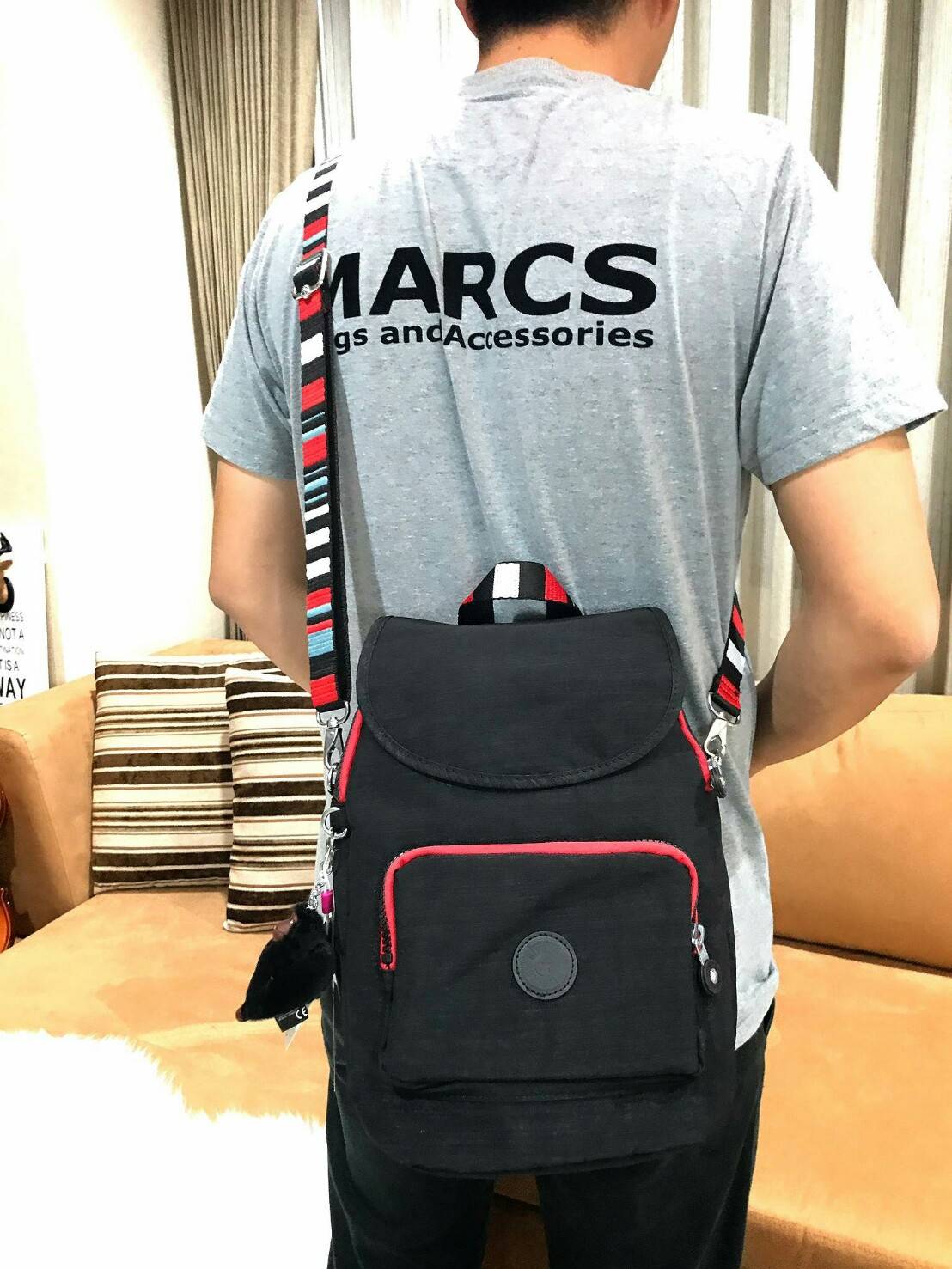 KIPLING ART 2WAY BACKPACK NEW ARRIVAL! กระเป๋าสะพายเป้สไตล์ลำลองรุ่นใหม่ วัสดุ Nylon+Polyester 100% โดดเด่นที่สามารถสะพายได้หลายแบบ ทั้งแบบเป้ หรือใช้สายยาวสะพายไหล่ หรือจะ Crossbody ก็ได้ค่ะ หูหิ้วเเละสายสะพายลวดลายสวย มีช่อง ซิปใส่ของด้านหน้า มีช่องใส่ข