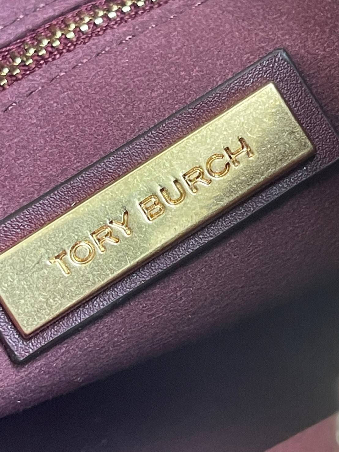 Tory burch T Monogram Jacquard Studio Bag กระเป๋า T Monogram Studio รูปทรงกระทัดรัด มาในสไตล์มินิมอลที่ถูกรังสรรค์อย่างปราณีตด้วยผ้าทอ jacquard เพื่อเฉลิมฉลองโลโก้กราฟฟิก ลวดลายสวยเด่น ดูสะดุดตา ใช้งานได้หลายรูปแบบ การแมทช์กระเป๋าให้เข้ากับการแต่งตัวทุกวั