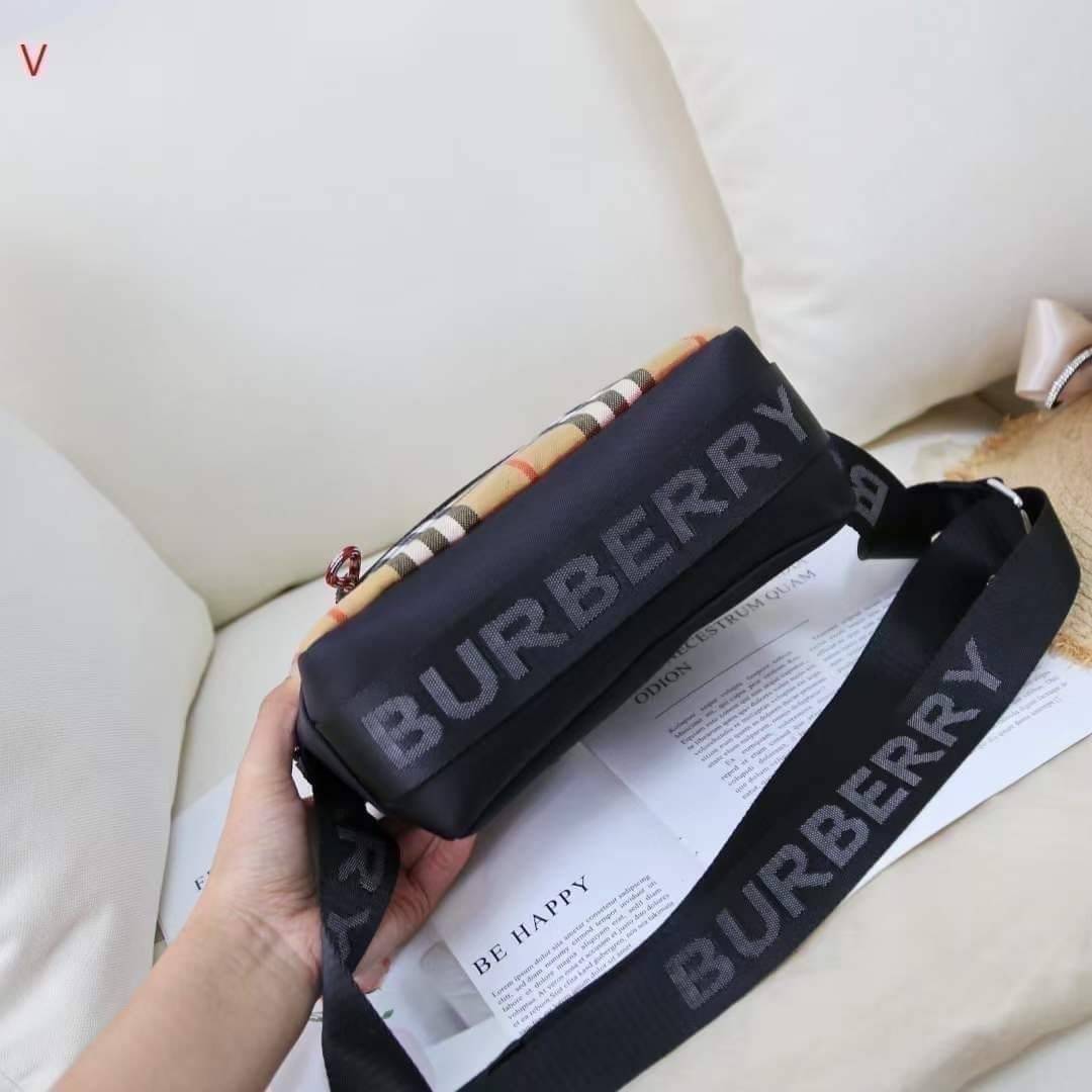 BURBERRY FRAGRANCES CROSSBODY BAG / BURBERRY Nylon Crossbody Bag วัสดุ Nylon Canvas ทรงเหลี่ยมน้ำหนักเบามีโลโก้แบรนด์คาดด้านหน้าพร้อมช่องซิปใส่ของ เปิดปิดด้วยซิปหัวซิปแบรนด์สไตล์สปอร์ต ภายในมีช่องใส่บัตร ขนาดกำลังดีสามารถใส่กล้อง มือถือ กระเป๋าสตางค์ของใช