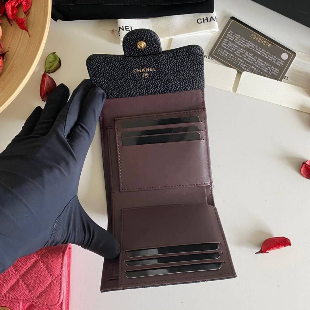 หนังแท้ Chanel Classic small wallet caviar 3 พับ พร้อมส่งที่ไทย รุ่นยอดนิยมไอเท็มฮิตวัสดุหนังแท้คาเวียร์สวยคลาสสิคเปิดปิดด้วยฝาปิดกระดุมด้านหน้ามีโลโก้แบรนด์อะไหล่ทองสวยหรูดูดี ตัวจริงสวยน่าใช้ Chanel mini นาทีนี้กำลัง in สุดๆ ภาพสินค้าถ่ายจากงานขายจริง ใ