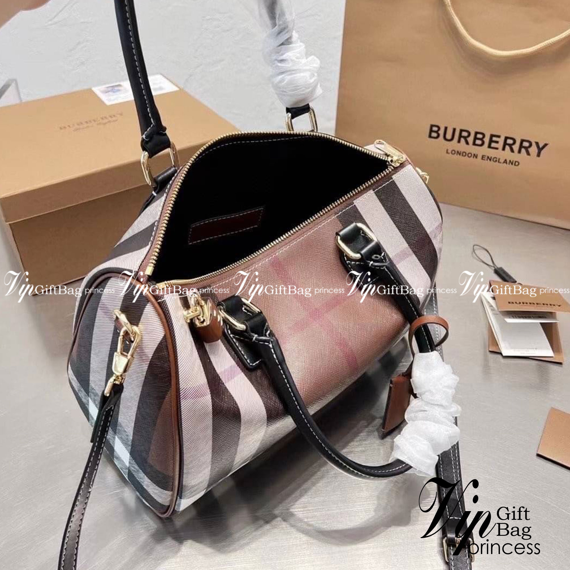 Burberry medium check bowling bag 12" / Burberry Coated fabric boston bag / BURBERRY FRAGRANCES VINTAGE BOWLING BAG กระเป๋าสะพายใบใหญ่ จุของได้เยอะ ลายวินเทจ โทนสีใช้งานง่าย Vintage Signature สวยหรูสุดคลาสสิค