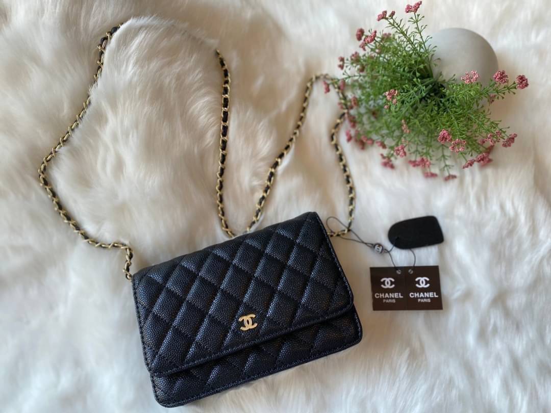 Chanel รุ่น Limited edition วัสดุหนังลายคาเวียร์ เนื้อนุ่ม อยู่ทรงคุณภาพดีตามแบบฉบับของแบรนด์ ขนาดกำลังดี น้ำหนักเบา ด้านหน้ามีโลโก้แบรนด์อะไหล่หรู มีช่องใส่บัตร ใส่ของจุกจิก เปิดปิดด้วยฝาปิดกระดุม ซับในหนัง ตัวจริงสวยมากๆถูกใจรีบจองนะคะ Premium Gift แท้ 