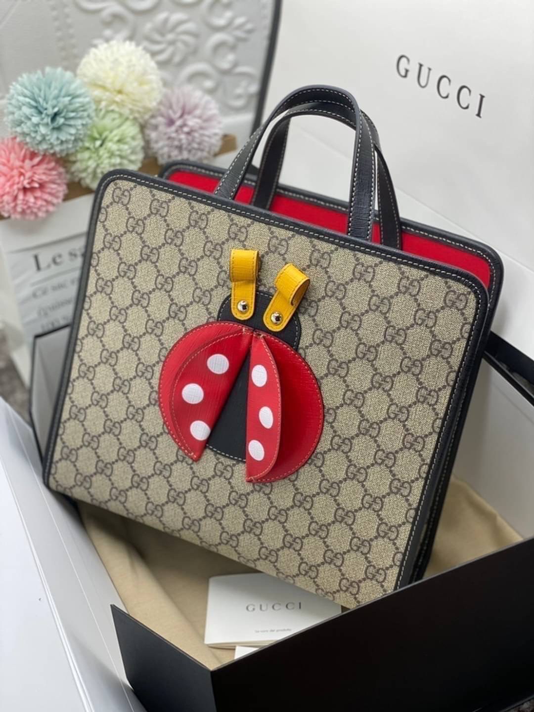 Ori GUCCI Children's tote bag GG kids ที่สุดของความน่ารัก ลิมิเต็ดแบบไม่มีเอาท์ สาวๆสายหวานไม่ควรพลาดด้วยประการทั้งปวงเลยค่าา หนังแท้เกรดดีที่สุด พิมพ์ลายแบรนด์รอบใบเทคเจอร์สวยอยู่ทรง ภายในมีโลโก้กว้างและจุสุดๆใส่สัมภาระได้เยอะ ภาพถ่ายจ