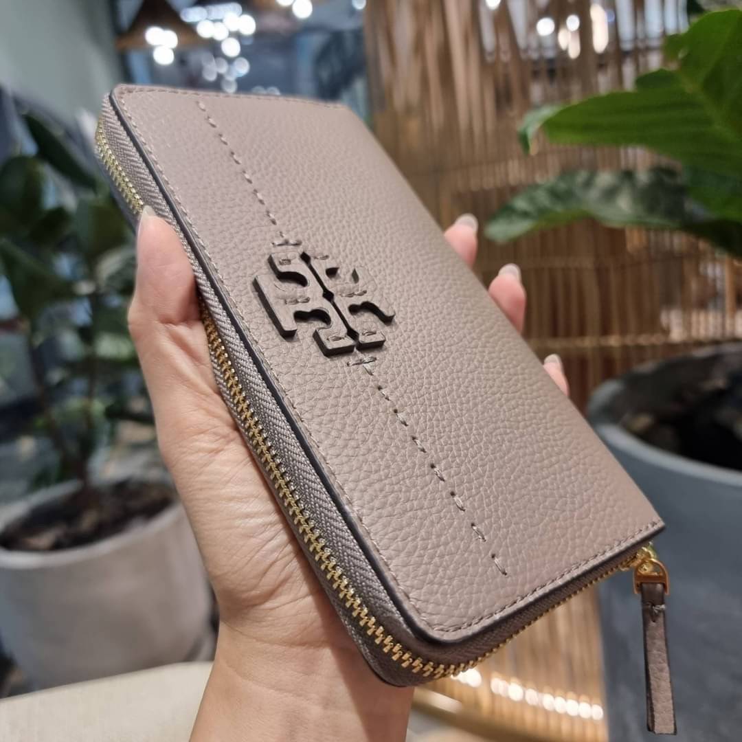 TORY BURCH MCGRAW ZIP CONTINENTAL WALLET กระเป๋าสตางค์ใบยาวรุ่นหายาก จัดเต็มสีสวยพร้อมส่ง ขนาดกำลังพอเหมาะ วัสดุหนังวัวสัมผัสดีมาก