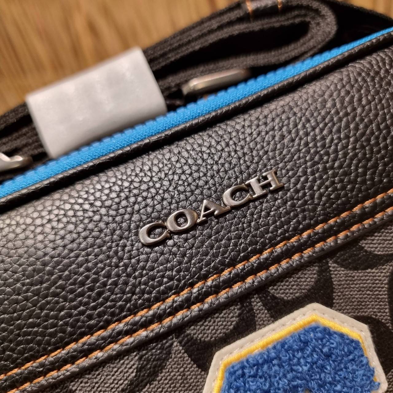 COACH C4027 COACH x PEANUTS GRAHAM CROSSBODY IN SIGNATURE CANVAS WITH SNOOPY จัดให้อีกไอเท็มจ้า สำหรับสาวกสนูปพีโดยเฉพาะ กระเป๋าครอสบอดี้ทรงยอดฮิต รุ่นนี้สามารถใช้ยูนิเซ็กส์ได้เลย สาวๆหนุ่มๆได้หมดไม่เกี่ยง!! รูปทรงดีไซน์คลาสสิค โดดเด่นด้วยตัว C ตกแต่งตัวใ