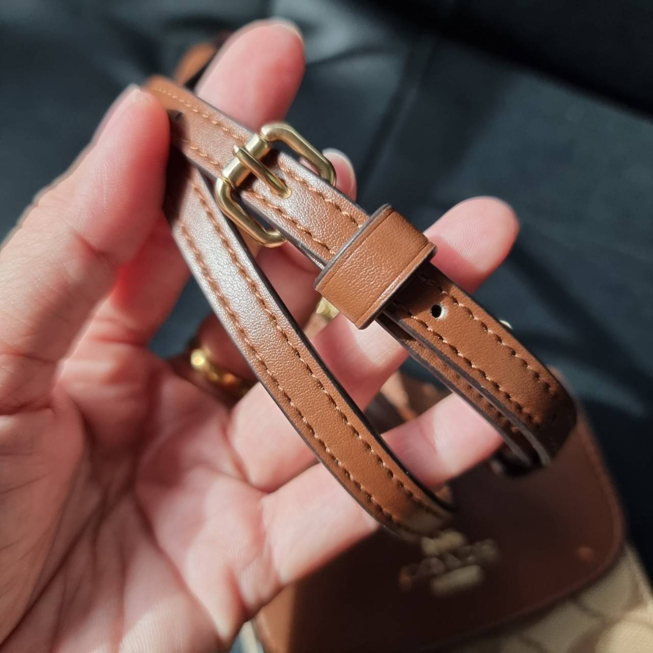 COACH 3051 RACHEL PHONE CROSSBODY IN SIGNATURE CANVAS HOT ITEM!! กระเป๋าสะพาย case phone ต้องมา ให้คุณพกพา gadget ล้ำไปได้ทุกที่ ใส่โทรศัพท์มือถือได้ทุกรุ่น ดีไซน์ใหญ่กว่าเดิม และยังมีช่องเก็บบัตรให้เพิ่มไปอีก ดีไซน์ลายซีคลาสสิค วัสดุหนังแคนวาส เปิด-ปิดด้