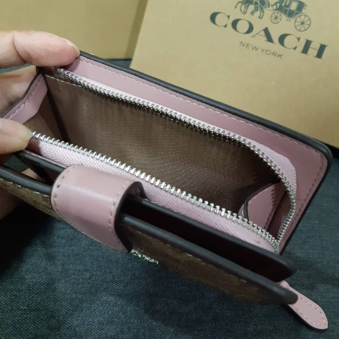 COACH F33034 MEDIUM CORNER ZIP WALLET IN COLORBLOCK SIGNATURE CANVAS กระเป๋าสตางค์ใบกลาง 👛 ขนาดกำลังเหมาะมือ วัสดุหนังแคนวาส ดูแลรักษาง่าย มีช่องใส่บัตรและธนบัตรครบ