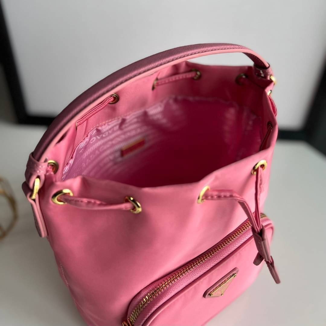 Prada Duet Re-Nylon Bucket shoulder bag / Prada Nylon bucket bag Pastel เกรดใช้สลับใบจริง ออริจินอล ใช้งานต่างประเทศได้ น้องสาวสุดสวยมาให้จับจองอีกหนึ่ง สีพาสเทลน่ารักละมุนมากๆ ค่ะ กระเป๋าสะพายข้าง ทรงขนมจีบ ไซส์มินิ ขนาดน่ารักน่าใช้มาก วัสดุขอบหนังแท้ แล
