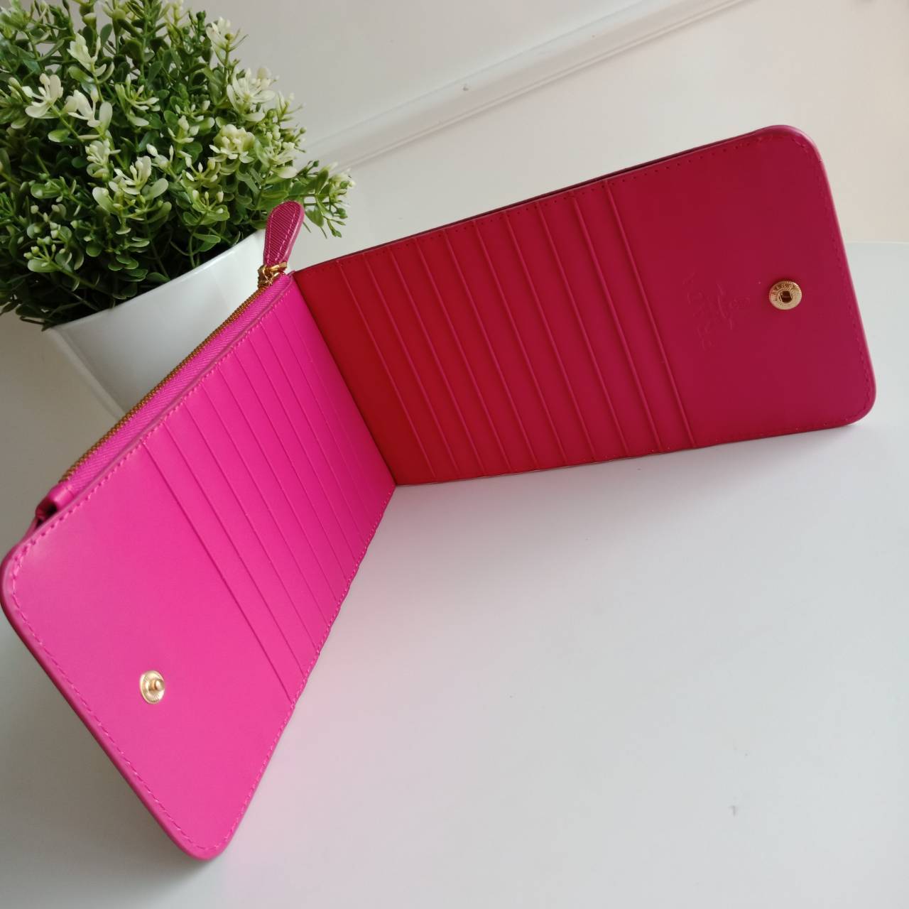 Best Seller รุ่นขายดีเว่อร์วัง♡♡ **สำหรับคนชอบใส่บัตรเยอะ แนะนำรุ่นนี้คะ งานพรีเมี่ยมกิ้ฟท์จากเค้าเตอร์ต่างประเทศ กลับมาพร้อมส่งครบสี อีกครั้งค่า กระเป๋าสตางค์ทรงสวย สะดุดตา หนังสัมผัส Safiano จากแบรนด์ PRADA มีช่องใส่นามบัตรมากถึง 16 ช่อง ด