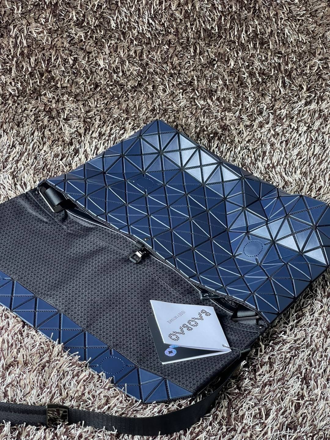 Baobao Issey Miyake Prism Sac ชาวมินิมอลทั้งชายและหญิงต้องถูกใจรุ่นนี้ เพราะ Prism Sac เป็นกระเป๋าแบบ unisex ที่มาพร้อมกับความเรียบง่ายของวัสดุเนื้อแมตต์ แต่ให้ลุคสไตล์เท่แบบคูลๆ โดดเด่นด้วยดีไซน์ที่ออกแบบมาให้ใช้งานที่ง่าย ตอบโจทย์ทุกสถานการณ์ฝาพับแบบเปิ