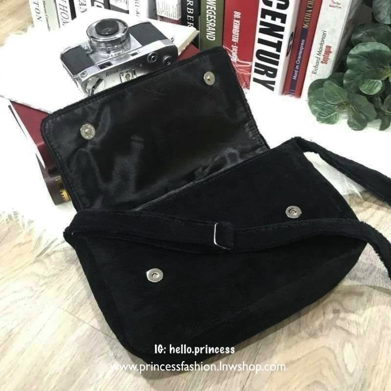 Chanel Beaute Crossbody Bag กระเป๋าถือหรือสะพายพรีเมี่ยมของเเท้จาก Chanel Cosmetic Counter VIP Gift รุ่นแนะนำวัสดุขนวูฟหนานุ่มตัดโลโก้แบรนด์หนังแก้วสวยโดดเด่น น้ำหนักเบา เปิดปิดด้วยฝาปิดกระดุมแม่เหล็ก ใบใหญ่กำลังดีใส่ ipad กระเป๋าสตางค์ใบยาว iphone เครื่อ