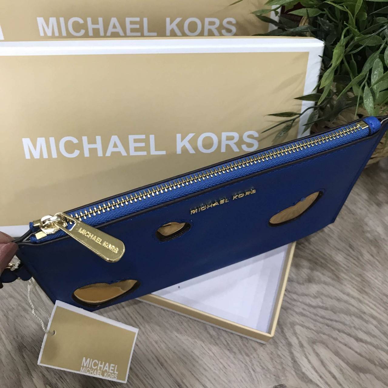 NEW ARRIVAL! Michael Kors Jet Set Travel Large Heart Clutch 2018 กระเป๋าคลัชรุ่นใหม่ล่าสุดขนาดกำลังดีด้านหน้าประดับโลโก้แบรนด์อะไหล่ทองแต่งด้วยหัวใจสวยโดดเด่น เปิดปิดด้วยซิปมาพร้อมสายคล้องมือ ภายในมีช่องใส่บัตร สามารถใส่กระเป๋าสตางค์ iphone8+ได้ ภาพถ่ายจา