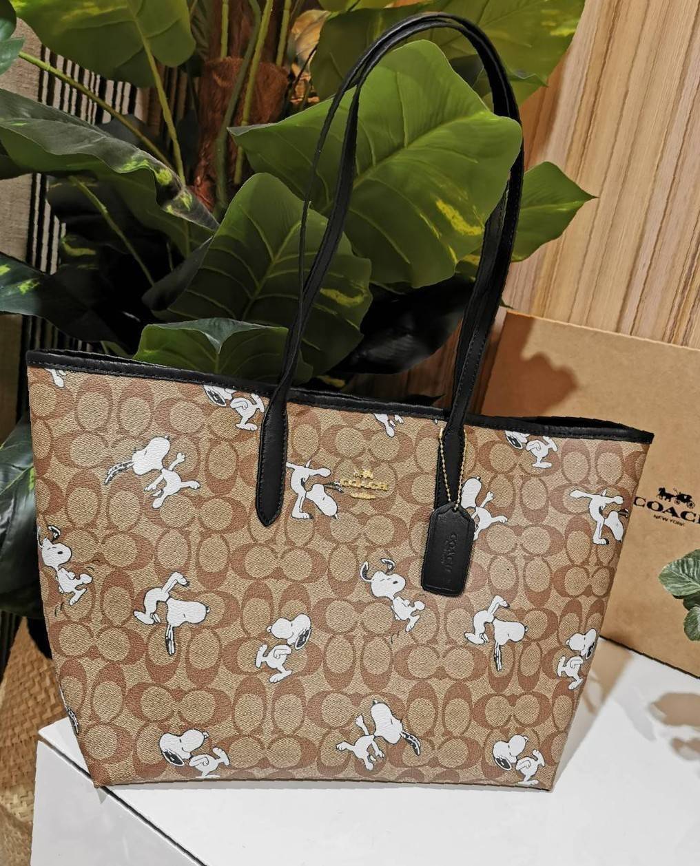 COACH FACTORY TOTE IN SIGNATURE LEATHER BAG X SNOOPY COLLECTION กระเป๋าสะพายคอลเลคชั่นสุดพิเศษจาก Coach Factory วัสดุ Signature refined calf leather หนังแท้ลายแบรนด์ คอลเลคชั่น Snoopy เทคเจอร์สวยอยู่ทรงดีไซน์ยอดนิยมด้านหน้ามีโลโก้ ภายในมีโลโก้กว้างและจุสุ
