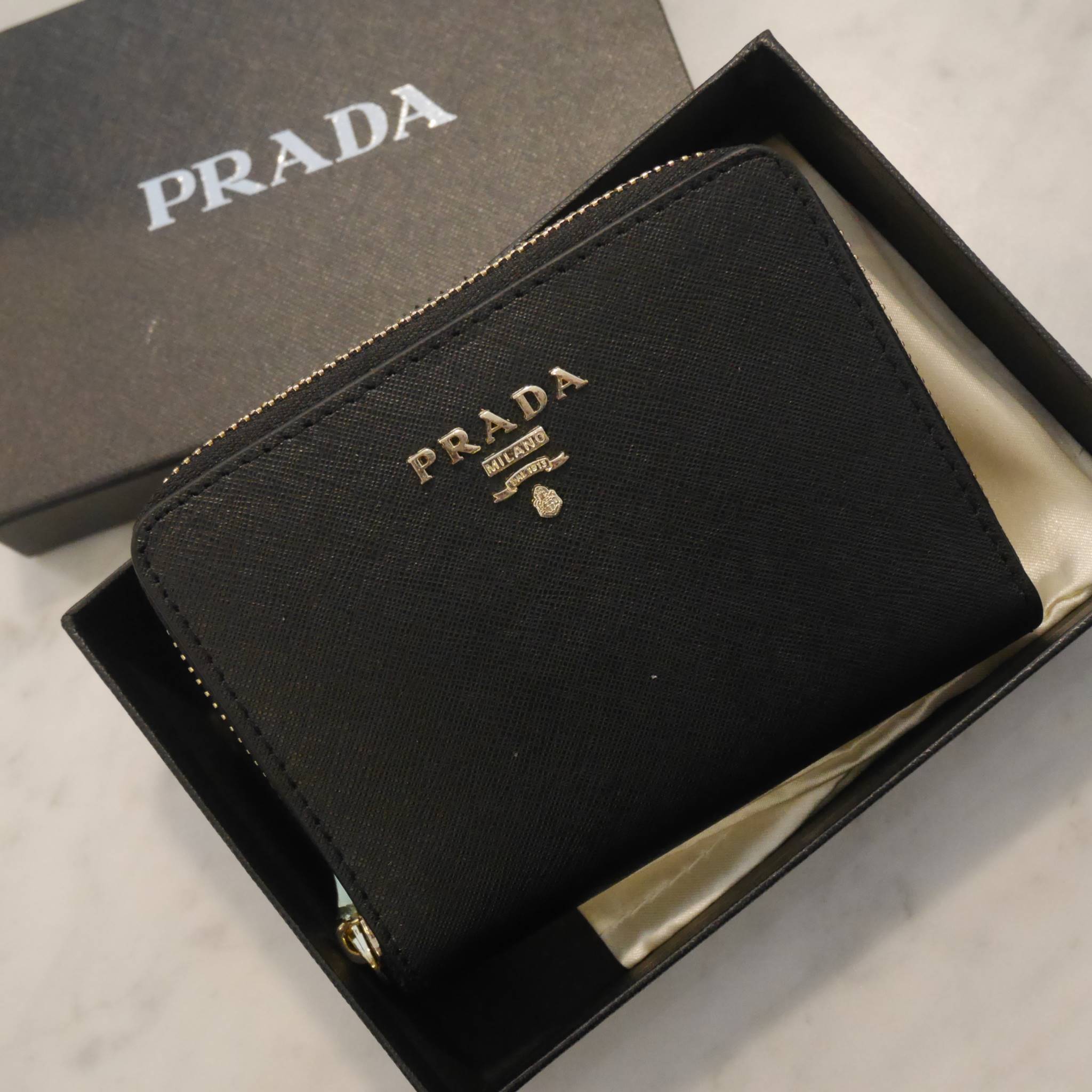 New Color•• รุ่นที่รอคอยสำหรับสาวๆที่ชอบ กปต.สั้น ก็มาแล้วค้า กับ Prada Short Saffiano wallet กระเป๋าสตางค์สั้น ขนาดกะทัดรัด เปิดปิดด้วยซิป อะไหล่ทอง ปั้มแบรนด์ ทั้งใบ **จุดเด่น มีช่องใส่รูปถ่าย ใส่บัตรได้หลายช่อง ด้านในมีช่องซิปแยกอีก1ช่องค้า อีกหนึ่งไอเ