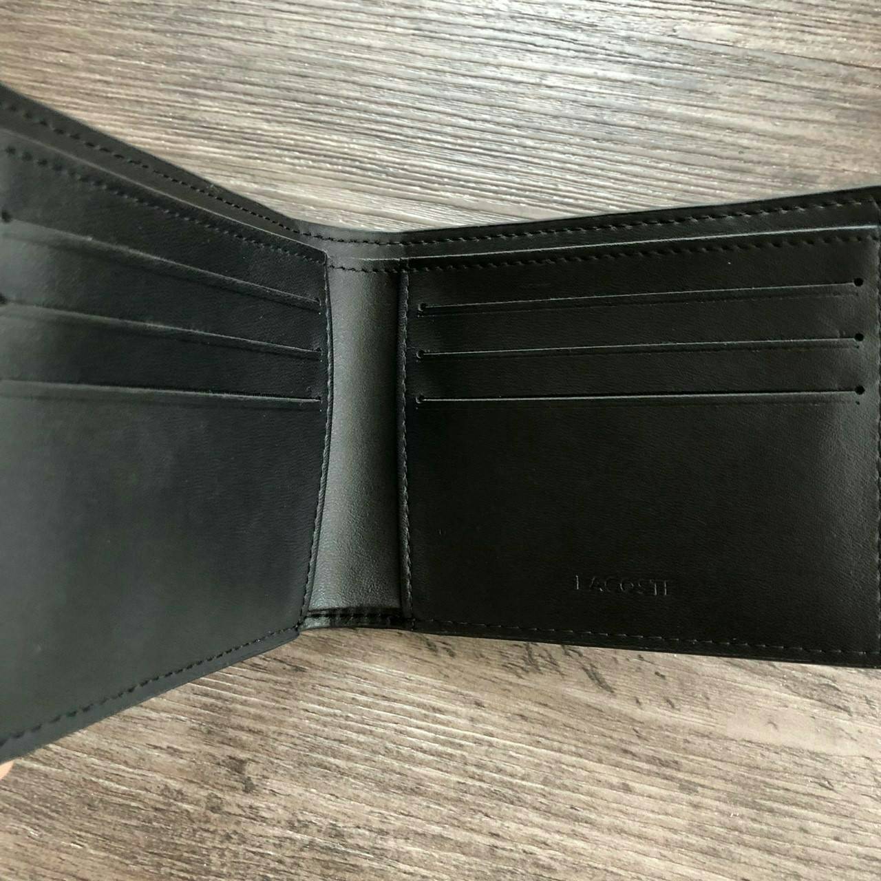 LACOSTE Short Wallet with Key Set กระเป๋าสตางค์ใบสั้น Set สุดคุ้มมอบให้เป็นของขวัญหรือใช้เองก็แนะนำค่ะ อุปกรณ์ : มาพร้อมพวงกุญแจ + ถุงกระดาษแบรนด์ + กล่องแบรนด์