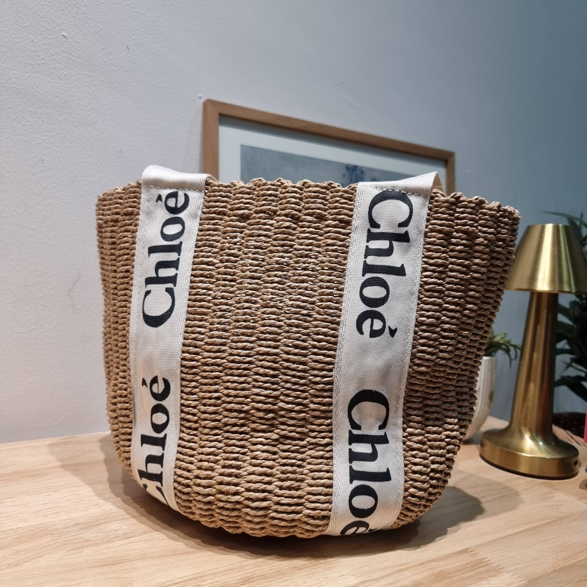 CHLOE LARGE WOODY BASKET กระเป๋าสะพายสานทรงตะกร้า ยอดฮิตติดลมของแบรนด์ ด้วยวัสดุสังเคราห์จากธรรมชาติ สานทอเต็มใบออกมาเป็นลวดลายสวยงาม