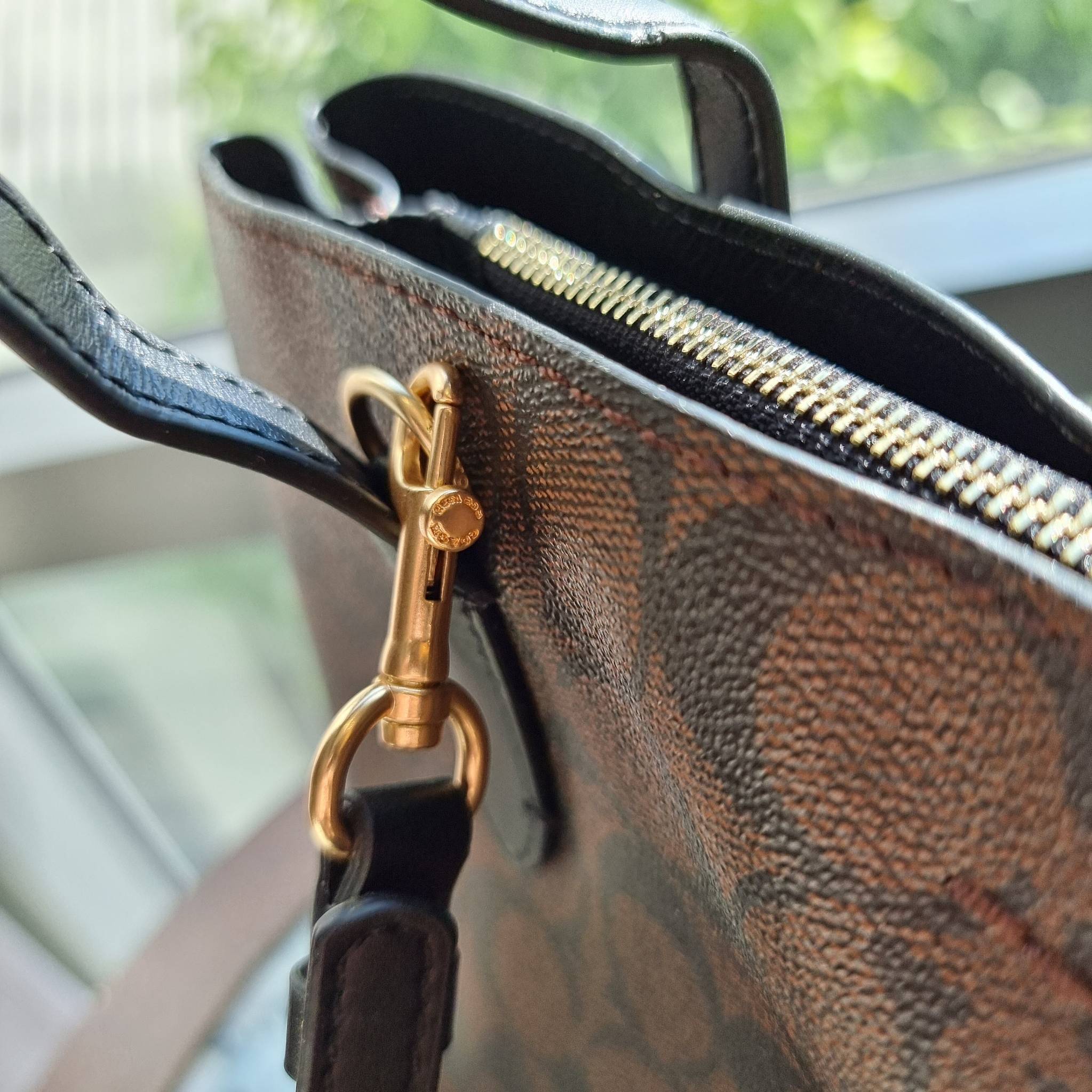 OUTLET 】COACH 73293 MINI AVENUE CARRYALL IN SIGNATURE CANVAS กระเป๋าสะพายรุ่นคลาสสิค คัมแบคแล้วจ้าแม่!! ไซส์กำลังสวย วัสดุหนังแคนวาสคุณภาพดี ด้านข้างเก็บทรงได้ เปิด-ปิดด้วยกระดุมแม่เหล็ก ใช้งานง่าย มีช่องซิป ใบนี้เห็นเล็กๆ แต่จุได้เยอะพอสมควรเลยน้า ɣ