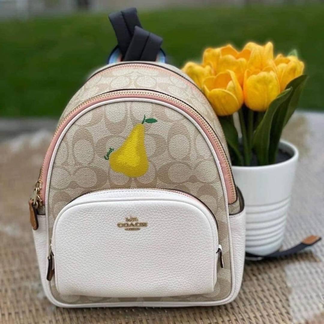 COACH Mini Court Backpack In Signature Canvas With Butterfly / With Radish C8259 C8257 🌈ต่อกันเลย สวยกันก่อน วางน้องไม่ลงเลยจริงๆค่าา😍 พร้อมส่ง! ยังไม่เข้าไทย กับกระเป๋าสะพายหลังแบบมีหูหิ้วในตัว บอกก่อนเลยว่าหนังของน้องทั้งนิ่ม ทั้งสวย อย่