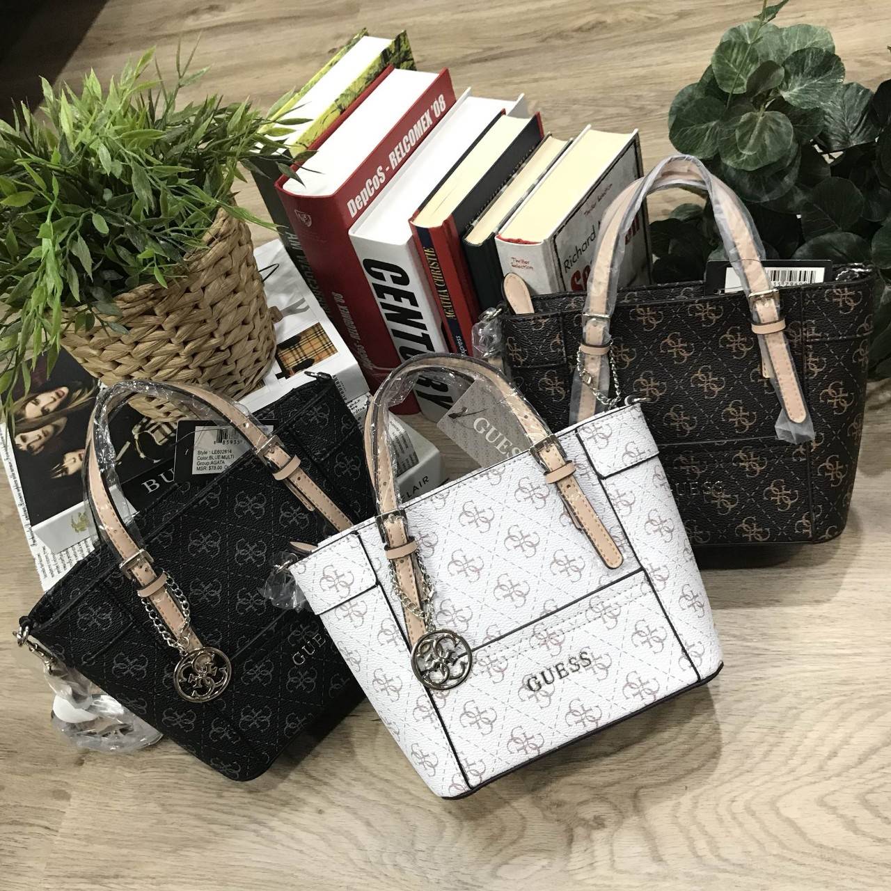 Don’t Miss! GUESS DELANEY MINI CROSS BODY BAG กระเป๋าถือหรือสะพายรุ่นที่ฮิตและขายดีที่สุดจาก GUESS FACTORY หนัง Saffiano ลาย GUESS Signature สวยอยู่ทรง ขนาดกำลังดี น้ำหนักเบา ด้านหน้าประดับโลโก้พร้อมพวงกุญแจโลโก้แบรนด์ห้อยที่หูกระเป๋าถอดเเยกใช้ได้ เปิดปิด