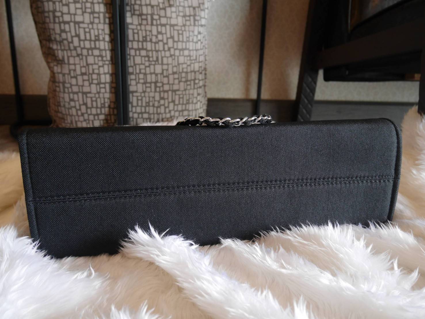 รุ่นที่สาวๆรอคอย Chanel tote canvas bag จากงานพรีเมี่ยม VIP GIFT รุ่นดังเลยค้า Size ใหญ่อลัง บอกเลยว่า **งานดีที่สุด ตัวกระเป๋า กระเป๋าผ้าเป็นผ้า canvas เนื้อดีสมราคา สัมผัส นุ่มลื่นมือมากกกก อะไหล่เงินปั้มแบรนด์แท้ทั้งใบ ด้านหน้าปัก logo แบรนด์สุดหรู จุข