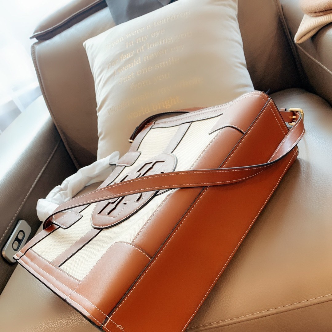 ของแท้ 💯% Tory Burch Ella Canvas Quadrant tote วัสดุ ผ้าCanvas ทั้งใบตัดด้วยหนังแท้สีน้ำตาล ตัวกระเป๋าตั้งอยู่ทรงสวย