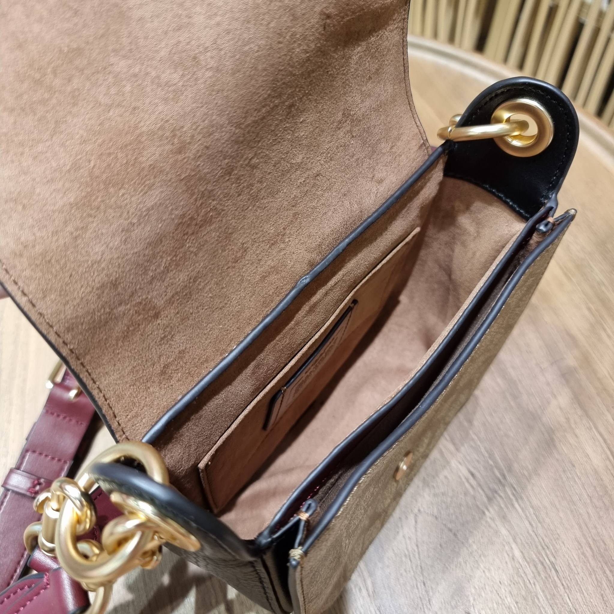 COACH C5691 KLEO SHOULDER BAG 17 IN SIGNATURE CANVAS ใหม่สุด!! สวยหรูไม่มีใครเกิน!! กระเป๋าสะพายสวยครบสูตร แค่เห็นก็ปิ๊ง!!วัสดุหนังแคนวาสสลับหนังแท้ ลงตัวที่หนึ่ง เปิด-ปิดด้วยสายคาดแม่เหล็กในตัว โดดเด่นมากๆ ภายในเป็นช่องโล่ง มีสายสะพายมาให้ถึง 2 แบบ สายคล