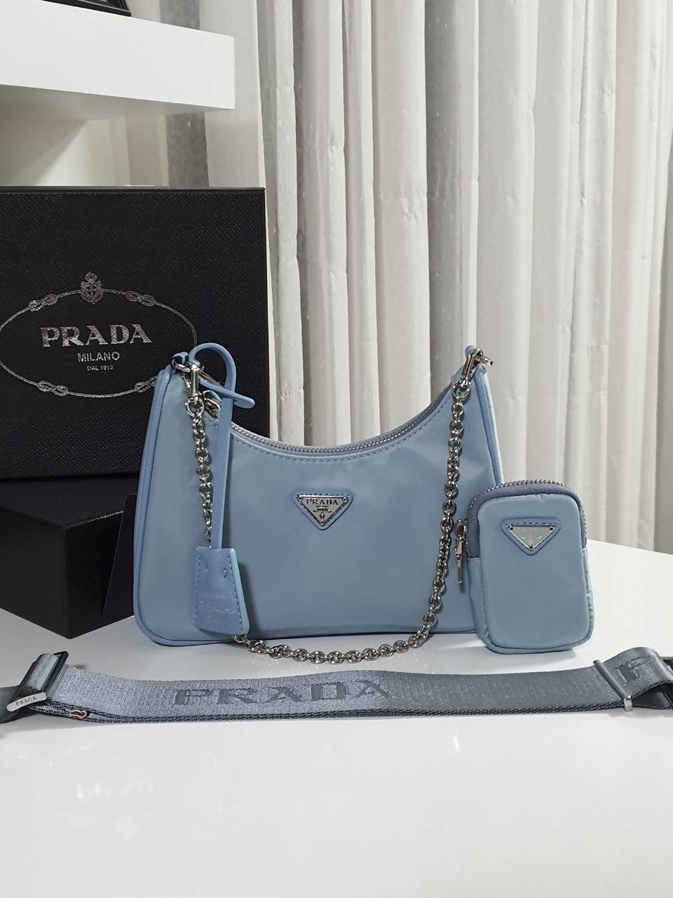 Prada Re-Edition 2005 Re-Nylon bag ใบเดียวคุ้มมากค่ะ อุปกรณ์ ครบชุด **ซื้อ1ได้ถึง3ไอเท็ม ทั้งสายยาว และกระเป๋าใส่เหรียญ และป้ายแท็คหนัง อย่างดี **อะไหล่ปั้มแบรนด์แท้ทุกจุด วัสดุทำจากผ้า Nylon อย่างดี กันน้ำได้ อยู่ทรงสวย สามารถใส่กระเป๋าตังค์ใบกลางได้ ถอด
