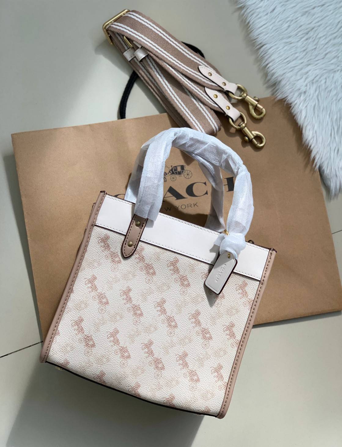 COACH FIELD TOTE 22 WITH HORSE AND CARRIAGE PRINT พร้อมส่งความสวยค่ะ! กระเป๋าทรง Tote หนังแท้อย่างดี นิ่มมือดีมากๆค่ะ ตัวกระเป๋าปริ้นลายรถม้าทั้งใบตัดขอบลายCด้านข้างได้อย่างสวยงามทีเดียว ปากกระเป๋าเปิดปิดแบบกระดุมแม่เหล็ก ภายในกว้างใส่ของจำเป็นได้ครบ มีช่