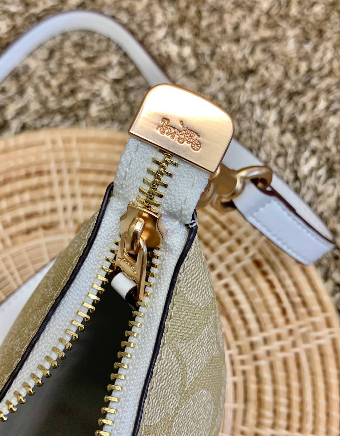 พร้อมส่งครบสี สวยทุกสีเลยค่า😘 ((CA173//CA209//CA548)) COACH TERI SHOULDER BAG 🔹กระเป๋าทรงพอช ในรูปแบบหนังแท้ หนังนิ่มสวยมากค่ะ