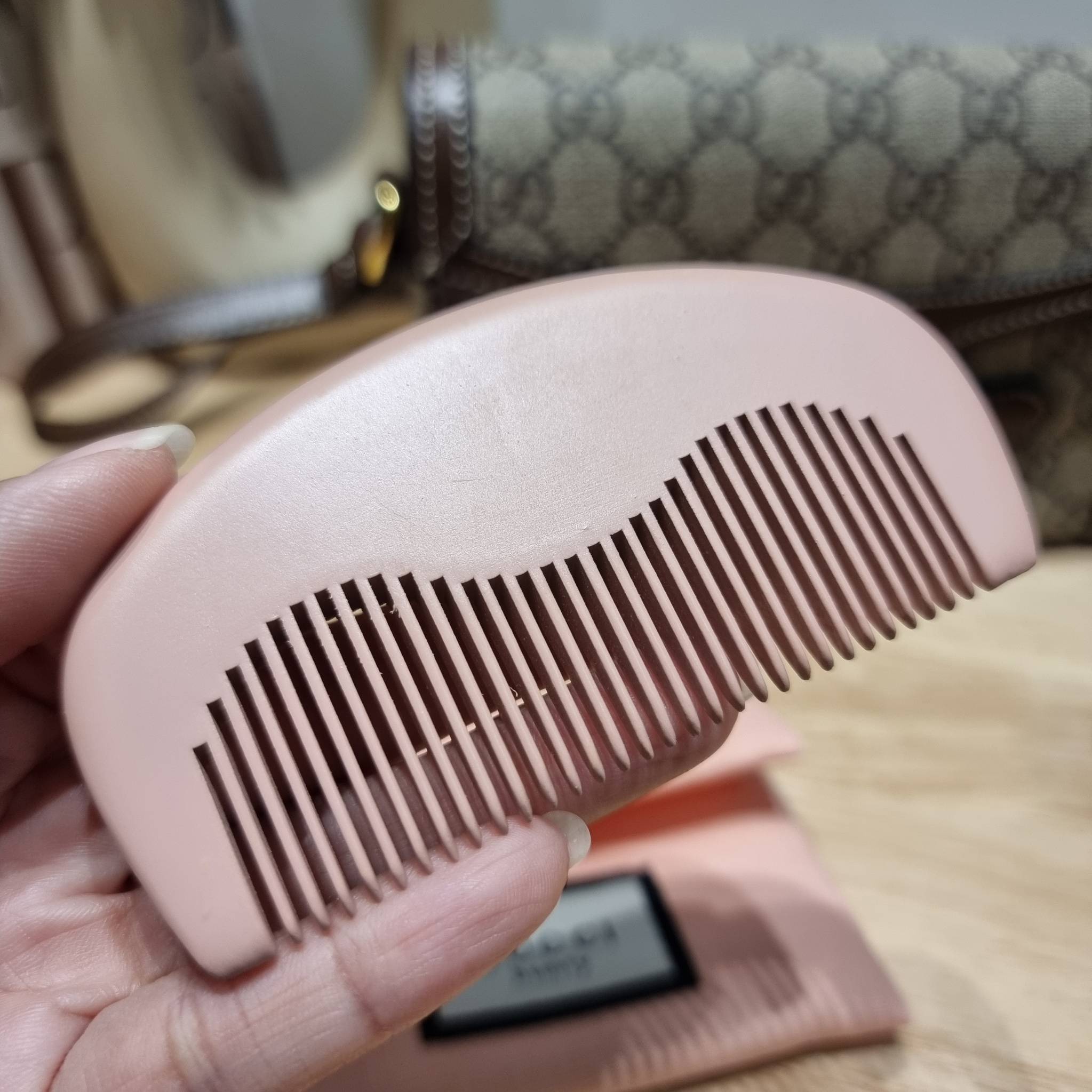 Set 3 ชิ้น Gucci Horsebit 1955 mini bag / Gucci Phone Bag box set ชวนสะสม ใครมองหาของขวัญอยู่ เซ็ทนี้จัดว่าเลิศมาก! กับการจับเอารุ่นยอดฮิต มามิกซ์รวมกับไอเท็มสุดคุ้มของมันต้องมี!! จัดเรียงให้อยู่ในกล่อง box set ลิมิเต็ด ที่มีทั้งแว่นตา gentle monster แบรน