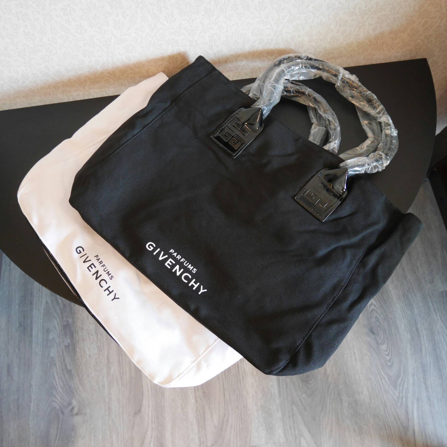 Givenchy canvas tote Perfume bag แท้ 100% จากเคสเตอร์น้ำหอม GIVENCHY ตัวกระเป๋าทำด้วยผ้า ด้านในบุผ้าลื่น สกรีนโลโก้เต็มใบ หูหนังแก้วจับสบายมือ จุของได้เยอะ ใส่ Mac book / A4 ได้สบายคะ จะะพายไปเรียนหรือแมชต์กับกางเกงขาสั้นชิลๆ ใบนี้แนะนำคะ!