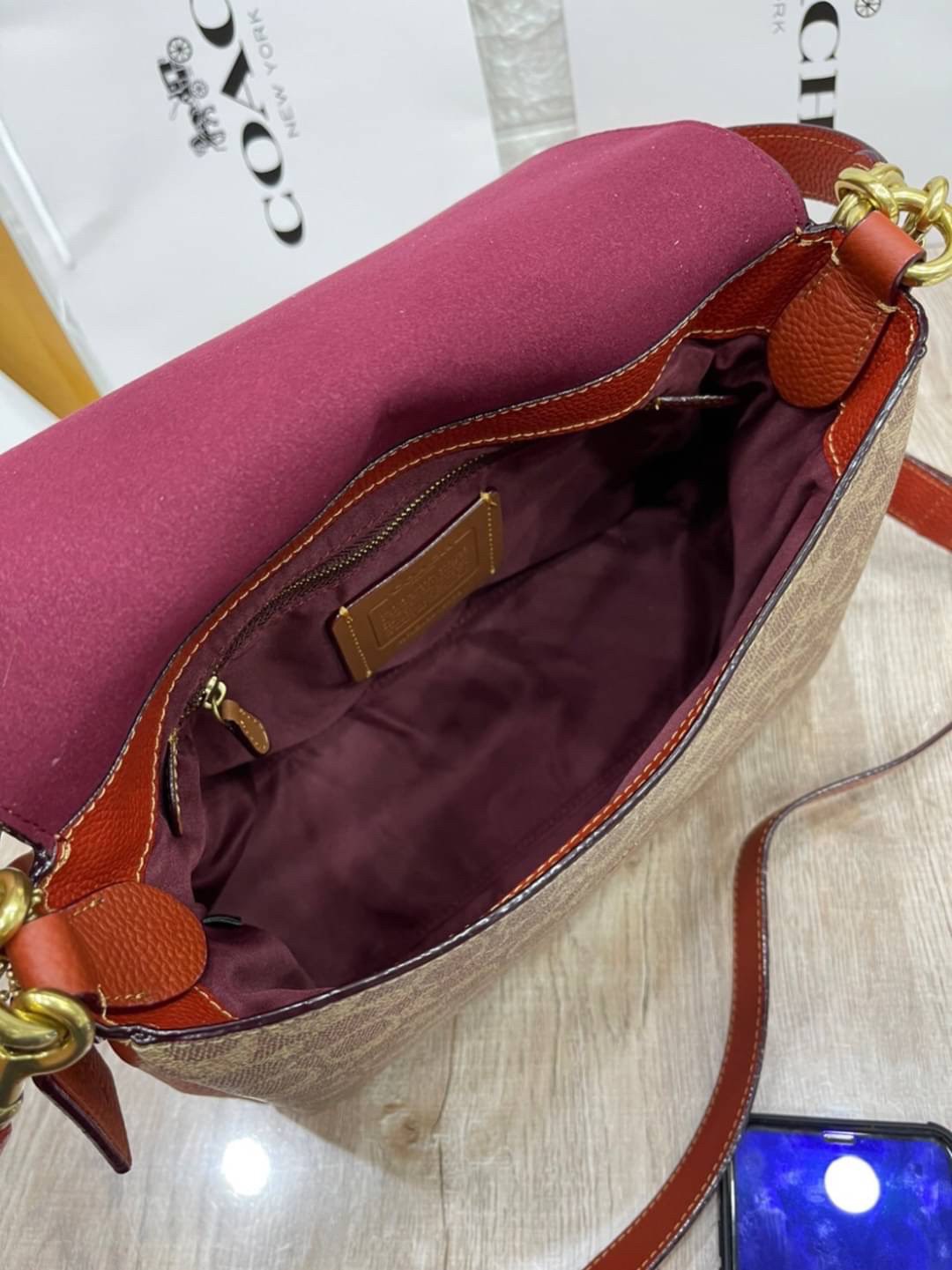 OUTLET 】COACH Logo-Plaque Leather Tote Bag พร้อมส่งที่ไทย Tan-brown leather logo-plaque leather tote bag from Coach featuring gold-tone hardware, abstract pattern print, logo plaque and single top handle.