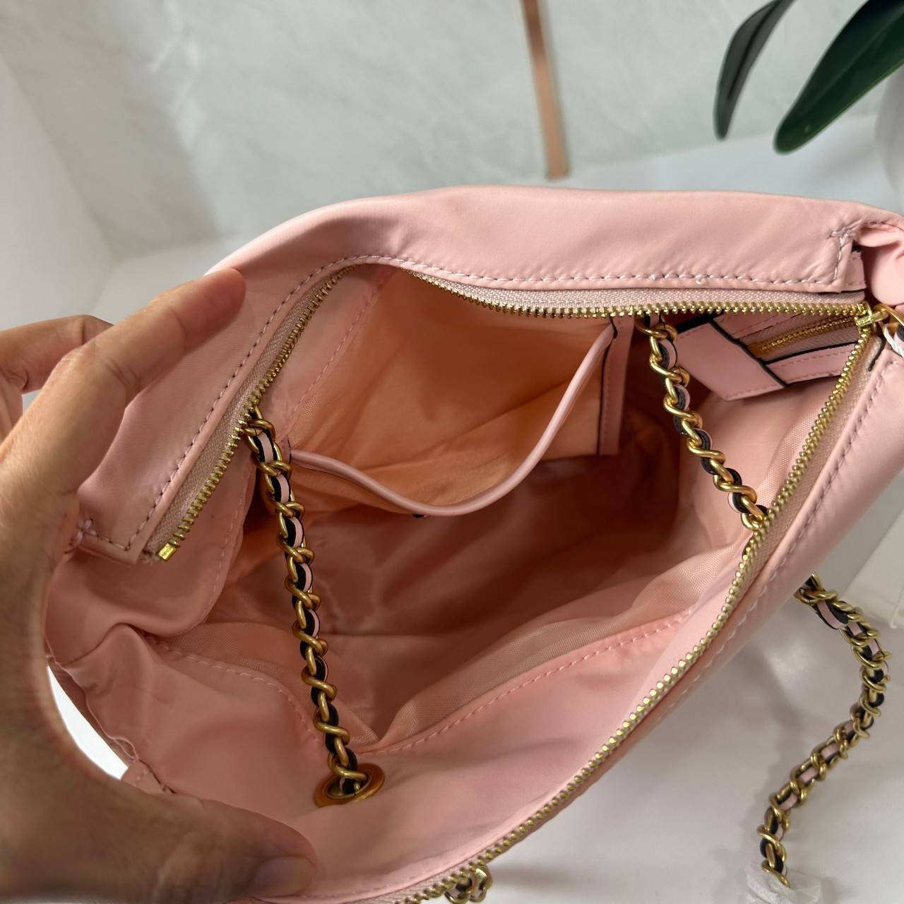 TORY BURCH Ella Chain Crossbody Nylon Bag กระเป๋าคล้องไหล่สายโซ่หรูหราโดดเด่นด้วยโลโก้หนังด้านหน้า สามารถปรับสะพายคอสบอดี้ สะพาลไหล่ได้