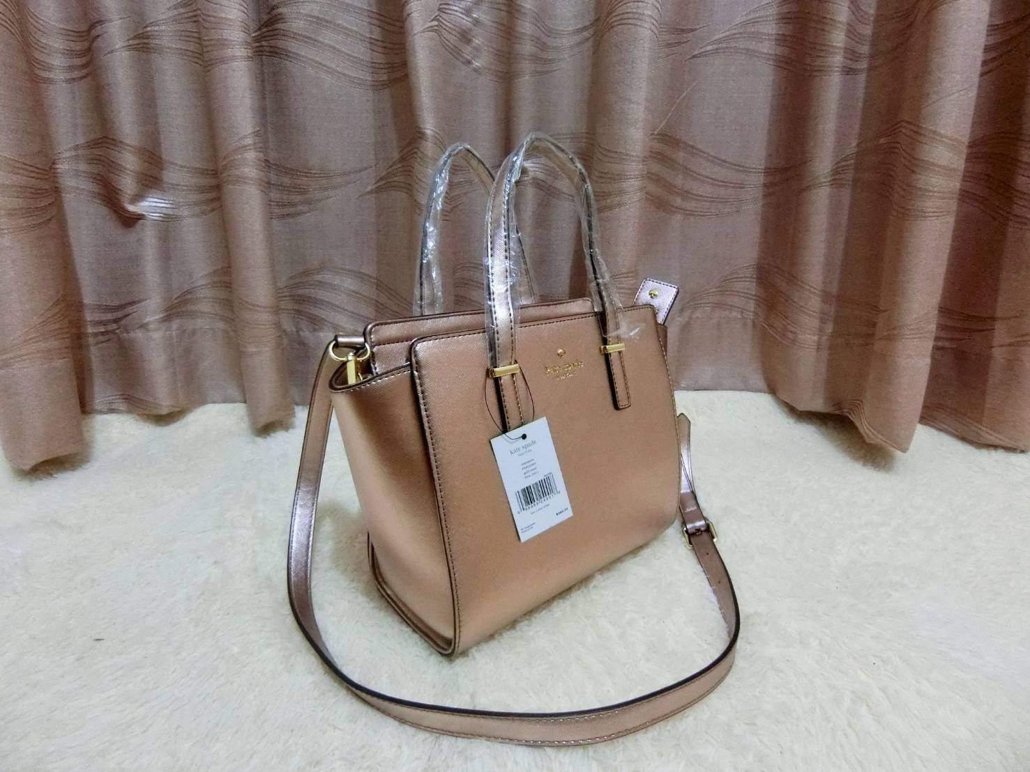 KATE SPADE NEW YORK CEDAR STREET HAYDEN BAG กระเป๋าถือหรือสะพายหนัง Saffiano สวยหรูอยู่ทรงสไตล์ PRADA ด้านหน้าประดับโลโก้สีทองสวยไฮโซ ภายในมีช่องซิปและช่องเล็ก ซับในอย่างดีสกรีนลาย Kate Spade กว้างและจุ ใส่ ipad mini กระเป๋าสตางค์ ของใช้ได้เยอะ มีหมุดรองฐ