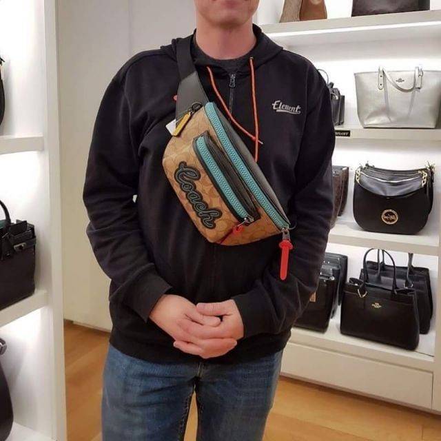 COACH F72931 TERRAIN BELT BAG IN SIGNATURE CANVAS กระเป๋าคาดอก ดีไซน์สุดเท่ มองยังไงก็ไม่มีเบื่อ ด้วยรูปลักษณ์ และความคลาสสิค ผสานกันอย่างลงตัว วัสดุหนังแคนวาสสลับหนังแท้ มีช่องซิปแบ่งเป็นสัดส่วน ด้านหลังบุนวมและมีช่องซิปไปอีก!! ภายในโล่งกว้าง ใส่กระเป๋าส