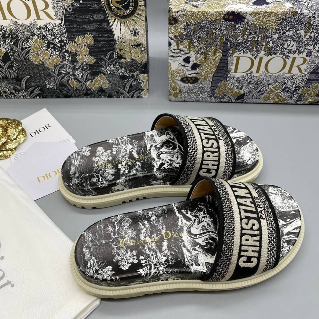 DIOR DWAY SLIDE Toile de Jouy Flowers Embroidered Cotton Dior Sandals รองเท้าแตะที่เป็นเอกลักษณ์ ที่สุดแห่งความหรูหราใช้งานได้ทุกวัน ตัดเย็บจากผ้าฝ้ายปักลาย ประดับด้วยรายละเอียดสวยงาม เสริมส้นยางหนาอย่างดีสวมใส่ง่าย น้ำหนักเบา งานเกรดออริจินอล 1:1 เหมือนท