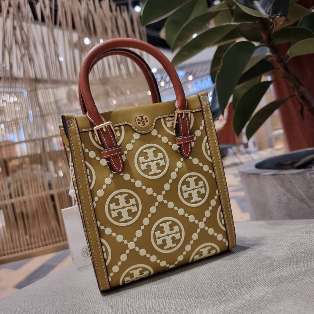TORY BURCH T MONOGRAM EMBOSSED MINI TOTE สุดหรูกับกระเป๋าสะพายทรงโท้ท ไซส์มินิ ที่สร้างความหรูหราให้ตัวกระเป๋าด้วยดีเทลลายนูน แต่งแต้มลวดลายเอกลักษณ์ สีลูกคุณมากๆ!! วัสดุหนังแท้ ผิวสัมผัสดี ปากกระเป๋ามีแถบแม่เหล็กกันของหล่นได้ ภายในโล่ง ใส่ของจำเป็นได้ โท