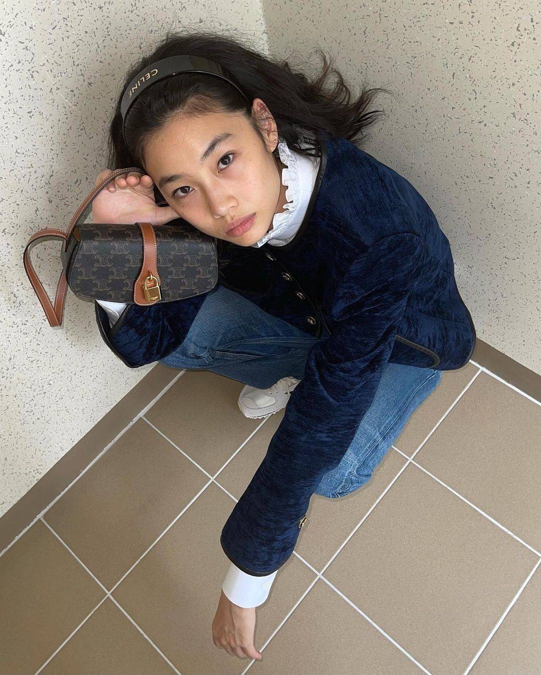 CELINE MINI CROSSBODY BAG VIP GIFT WITH PURCHASE (GWP) กระเป๋าพรีเมี่ยมกิ๊ฟ Limited Edition จาก CELINE PARFUME DUTYFREE COUNTER วัสดุ TRIOMPHE CANVAS ดีไซน์สุดคลาสสิคเปิดปิดด้วยฝาปิดแม่เหล็ก ด้านหน้าตกแต่งด้วยแม่กุญเเจแบรนด์สามารถใช้งานจริงได้ ภายในโล่งมี