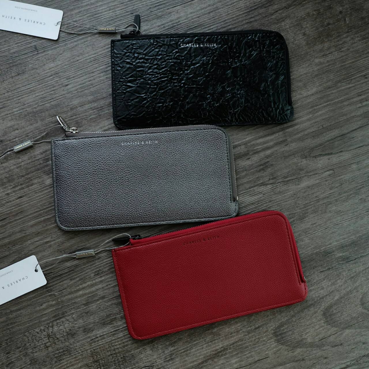 Charles & Keith Zip Wallet กระเป๋าสตางค์ใบยาว บาง พกพาสะดวก แถมกระเป๋าใบเล็กใส่บัตรให้อีก 1 ใบ เปิด - ปิดกระเป๋าด้วยซิป ภายในมีช่องใส่บัตรหลายช่อง และช่องใส่ธนบัตร ใบจริงสวย น่าใช้ทุกสีเลยค่าา