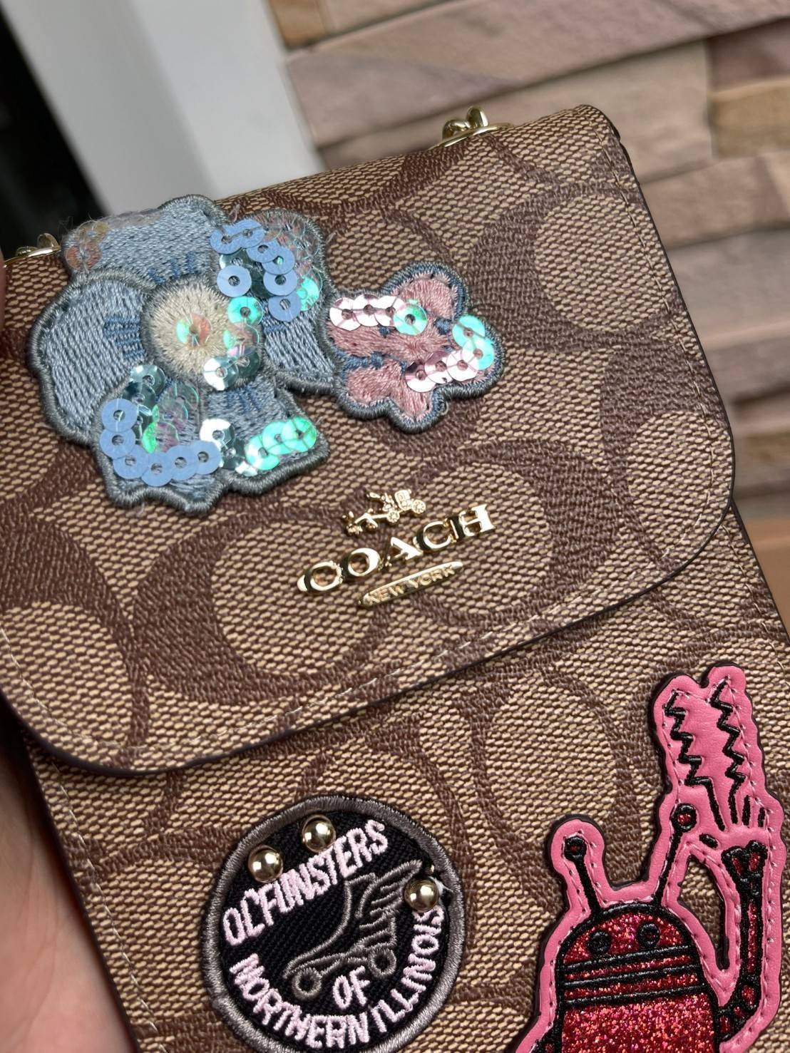 COACH PHONE CASE CROSSBODY BAG ((73486//76988//76357//39955//91046)) COACH NORTH/SOUTH CROSSBODY IN SIGNATURE CANVAS กระเป๋าใส่โทรศัพท์รุ่นนี้ มีความโดดเด่นทั้งดีไซน์และคุณสมบัติในการใช้งาน ด้วยลวดลายที่มีซิกเนเจอร์เป็นเอกลักษณ์แล้ว ด้านหลังยังมีช่องใส่กา