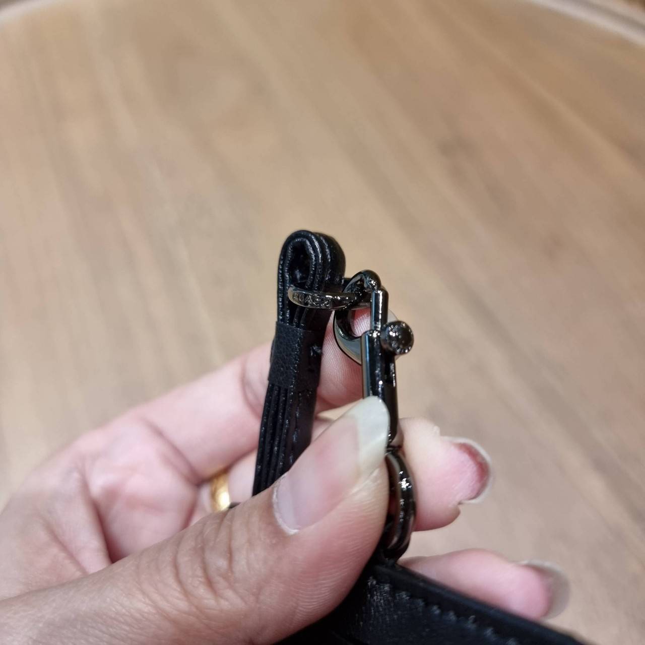 COACH C3305 ID LANYARD IN COLORBLOCK SIGNATURE CANVAS ง่ายๆแบบไม่ธรรมดา!! คลาสสิคแต่มีดีเทลโดดเด่น!! กระเป๋าถนอมบัตร พร้อมสายคล้องคอ ดีไซน์ลวดลายสวย ดูดีทุกแบบ ใช้งานง่าย พกพาสะดวก จะใส่บัตรพนักงาน บัตรเครดิต บัตรปชช. ใบขับขี่ และบัตรอื่นๆที่อยากจะใส่!! ต