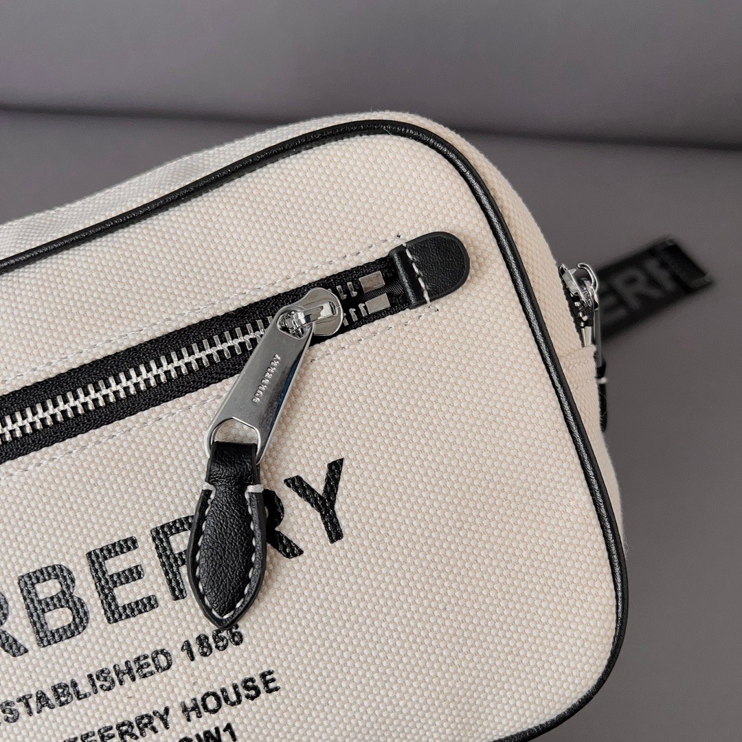 Burberry Canvas 'Horseferry' Bum Bag / BURBERRY CANVAS BELT BAG กระเป๋าทรงคาดอก คาดเอว อีกคอลเลคชั่นที่สามารถใช้ได้แบบ UNISEX วัสดุผ้าแคนวาสธรรมชาติ สกรีนโลโก้สีดำรอบใบ