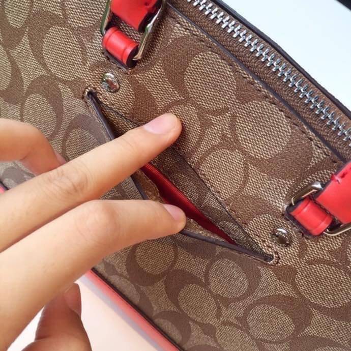 Coach Mini Sierra Signature กระเป๋าถือทรงโดม ภายในกว้างสามารถใส่กระเป๋าเงินเล็ก และมือถือได้ และยังมีช่องซิปเล็ก 1 ช่อง ด้านหลังมีกระเป๋าเล็กเก็บบัตร 1 ช่อง ใครยังไม่มีพลาดไม่ได้แล้วนะคะ