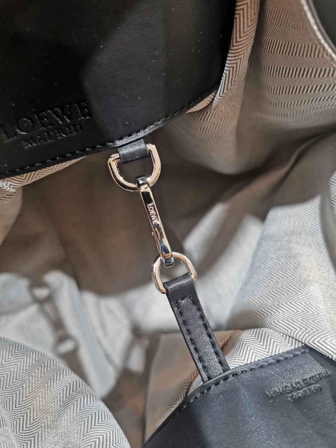LOEWE ANAGRAM SHOULDER BAG รุ่นหายากสุดเลอค่าวัสดุ Anagram Canvas ตัดหนังแท้ Calfskin สุดคลาสสิค ขนาดกำลังดี น้ำหนักเบา ภายในโล่งกว้างและจุ ใส่กล้อง มือถือ ของใช้ได้เยอะ มาพร้อมหูสั้นหนังแท้หิ้วถนัดมือและสายหนังยาวสะพายไหล่หรือ Crossbody ก็ดูดี ตัวจริงสวย