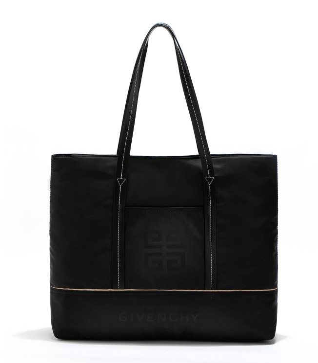 GIVENCHY PARFUME NYLON BAG ของแท้ จากเคาเตอร์แบรนด์น้ำหอม GIVENCHY ค้า ใบใหญ่จุใจ สะพายไหล่ วัสดุ ผ้าร่มหนานุ่ม กันน้ำออกแบบเก๋ๆ ด้วย สายหนังยาว สะพายไหล่ มีช่องใส่ของด้านหน้า ด้านใน บุด้วยผ้าปั้มโลโก้แบรนด์ มีช่องซิป 1 ช่อง ใส่มือถืออีก 1 ช่อง เปิด-ปิดด้
