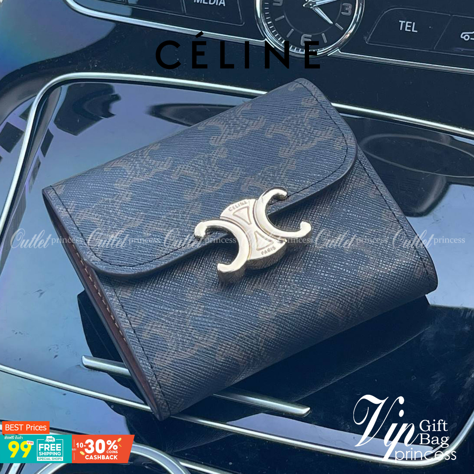 CELINE SMALL TRIOMPHE WALLET IN TRIOMPHE CANVAS กระเป๋าสตางค์ผู้หญิงทรงสั้นดีไซน์สวยงามหรูหรา ออกแบบให้เป็นทรงพับ เปิด-ปิดด้วยกระดุมที่สามารถปรับขยายขนาดกระเป๋าได้เมื่อใส่ของเยอะ ภายในแบ่งเป็น 3 พับ มีฟังก์ชั่นการใช้งานที่ครบครัน คือ ช่องใส่ธนบัตร ช่องใส่