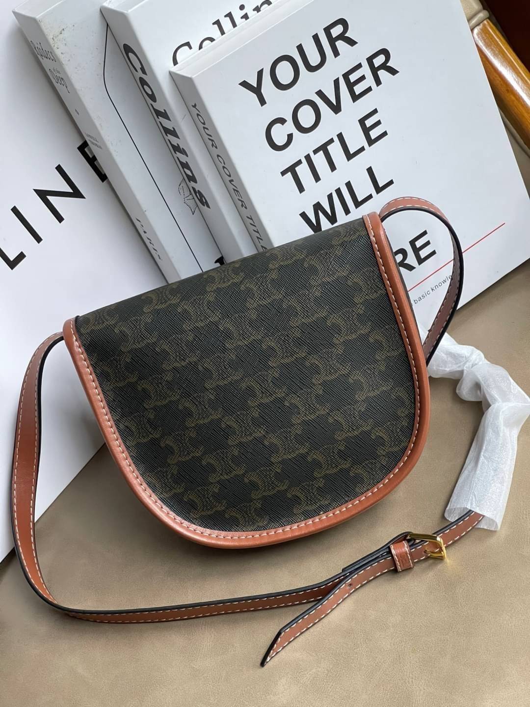 CELINE MINI BESACE IN TRIOMPHE CANVAS หรูหราไปกับกระเป๋าหนังแคนวาสลาย triompe ด้วยขนาดที่กะทัดรัดและดีไซน์ที่เรียบหรูนี้ จึงสามารถนำไปแมทช์กับการแต่งตัวได้ง่าย ไม่ว่าจะเป็นสไตล์การแต่งตัวเท่ ๆ จนถึงสไตล์การแต่งตัวน่ารัก ๆ เพิ่มความหรูหราและโดดเด่นด้วยการต