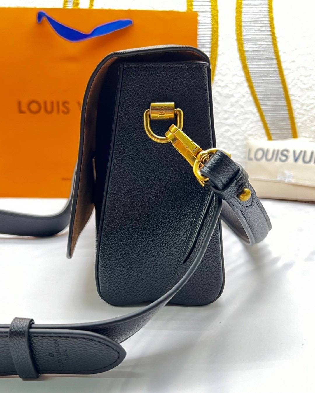 LV Twist Bag 27cm กระเป๋าสะพายดีไซส์เรียบหรูดูแพง ต้องยกให้รุ่นนี้ โลโก้อะไหล่สีทองหรูหราโดดเด่น ที่สุดของความสวยคลาสสิคย้อนยุค ภายในเป็นช่องโล่ง ควรมีติดตู้ไว้ซักใบค่ะ