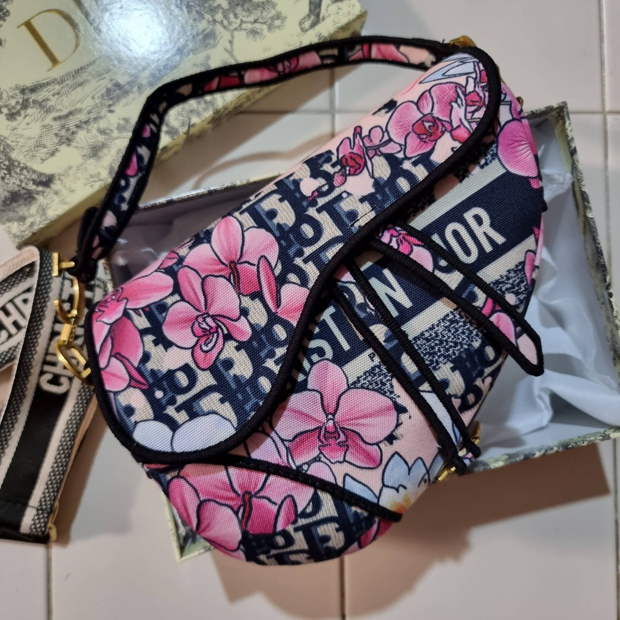 VIP CD OBLIQUE SADDLE BAG / DIOR SADDLE กระเป๋าสะพายข้าง ทรงสวยไม่ซ้ำใคร กิมมิคในตัว ดูแพง ไซส์ใหญ่ ดีไซน์ย้อนยุค เป็นเอกลักษณ์สวยทุกแบบ เปิด-ปิดด้วยกระดุมแม่เหล็กซ่อน ใช้งานง่ายมากๆ ภายในเป็นช่องโล่ง มีช่องซิป ใบสีดำเป็นหนังแท้ ใบลายเป็นผ้าแคนวาส ดูดี ดู