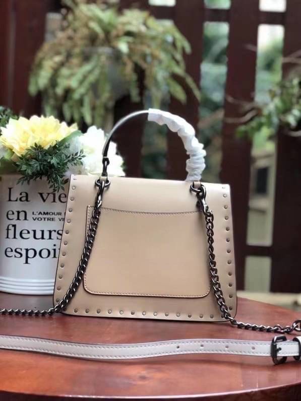 Coach Parker Top Handle In Signature Canvas With Rivet สินค้าใหม่ทรงน่ารัก ใช้แล้วดูแพงมากกก มีช่องใส่ขนาดกว้าง ใส่ของได้จำนวนมาก แถมยังสามารถถือเก๋ๆ แบบคุณนาย หรือสะพายเป็น crossbody ก็ได้ โดดเด่นด้วยลายsignature coach ใครยังไม่มีห้ามพลาดดดเลยนะ ของสวยจร